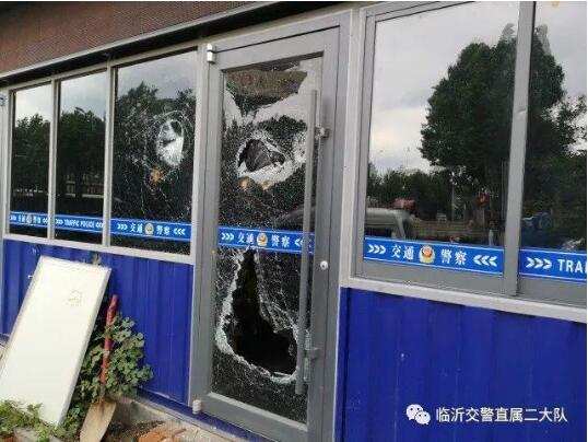 醉酒男子用砖头打砸警务岗亭的门窗，治安拘留10天，并处1000元罚款后悔莫及。