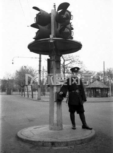 1940上海租界街头的交通岗亭和交通警察